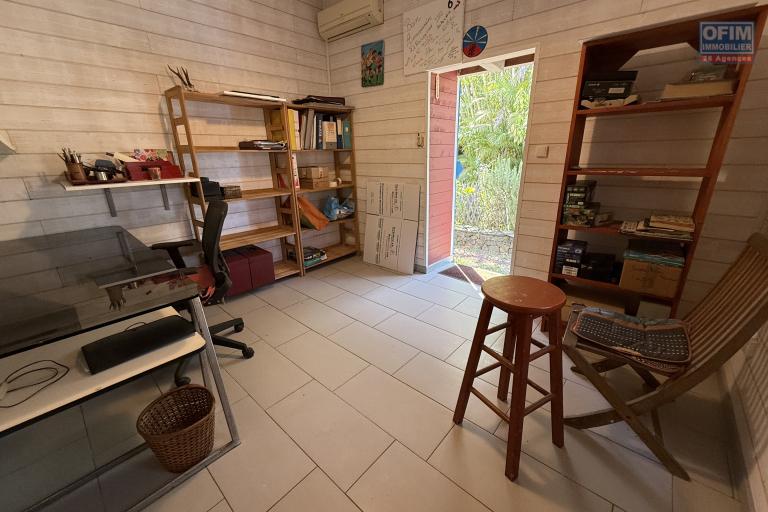 Grande et belle maison bois r&eacute;nov&eacute;e, des ann&eacute;es 1800 situ&eacute;e dans le quartier du Gol, F5+ plain-pied de 140 m&sup2; habitables + 40 m&sup2; de varangue + deux petites maisons, 2 garages, le tout implant&eacute; sur un terrain plat de 912 m&sup2;