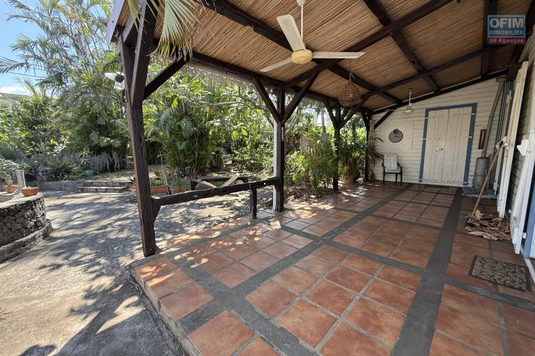 Grande et belle maison bois rénovée, des années 1800, F5+ plain-pied de 140 m² habitables + 40 m² de varangue + deux petites maisons, 2 garages, le tout implanté sur un terrain plat de 912 m²