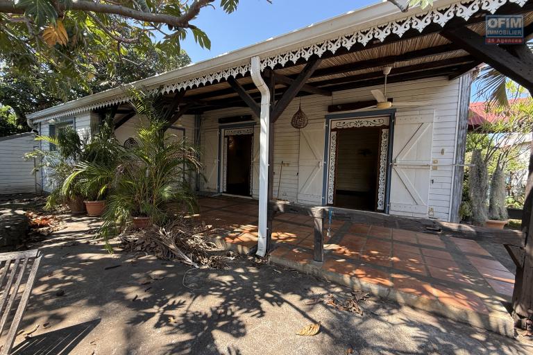 Grande et belle maison bois rénovée, des années 1800, F5+ plain-pied de 140 m² habitables + 40 m² de varangue + deux petites maisons, 2 garages, le tout implanté sur un terrain plat de 912 m²