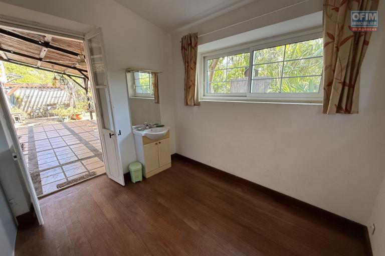 Grande et belle maison bois rénovée, des années 1800, F5+ plain-pied de 140 m² habitables + 40 m² de varangue + deux petites maisons, 2 garages, le tout implanté sur un terrain plat de 912 m²