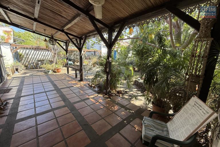 Grande et belle maison bois rénovée, des années 1800, F5+ plain-pied de 140 m² habitables + 40 m² de varangue + deux petites maisons, 2 garages, le tout implanté sur un terrain plat de 912 m²