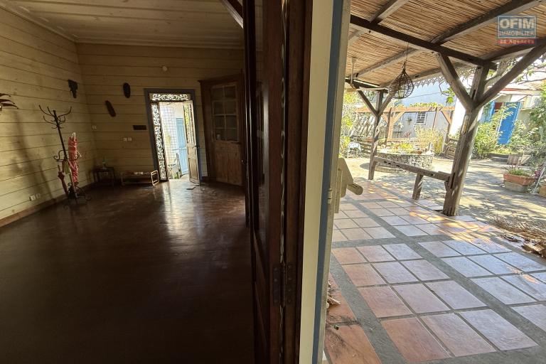 Grande et belle maison bois rénovée, des années 1800, F5+ plain-pied de 140 m² habitables + 40 m² de varangue + deux petites maisons, 2 garages, le tout implanté sur un terrain plat de 912 m²