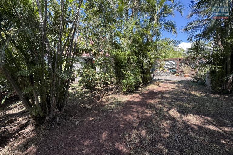 Grande et belle maison bois rénovée, des années 1800, F5+ plain-pied de 140 m² habitables + 40 m² de varangue + deux petites maisons, 2 garages, le tout implanté sur un terrain plat de 912 m²