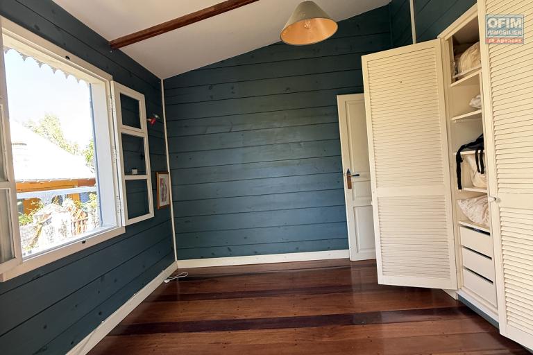 Grande et belle maison bois r&eacute;nov&eacute;e, des ann&eacute;es 1800 situ&eacute;e dans le quartier du Gol, F5+ plain-pied de 140 m&sup2; habitables + 40 m&sup2; de varangue + deux petites maisons, 2 garages, le tout implant&eacute; sur un terrain plat de 912 m&sup2;