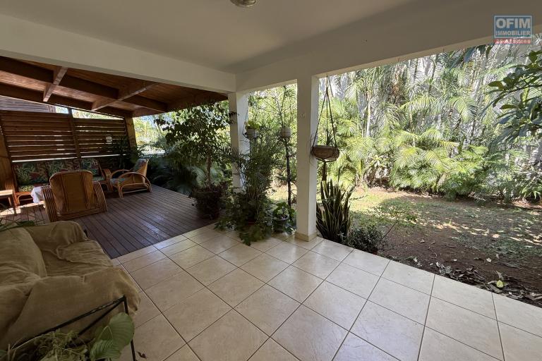 &Agrave; Terre Sainte, une grande maison F6 en R+1de 172,37 m&sup2; utiles avec deux varangues, implant&eacute;e sur un terrain plat de 463 m&sup2; de terrain en hyper centre.