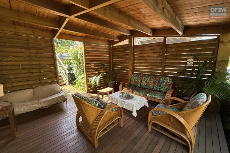 &Agrave; Terre Sainte, une grande maison F6 en R+1de 172,37 m&sup2; utiles avec deux varangues, implant&eacute;e sur un terrain plat de 463 m&sup2; de terrain en hyper centre.