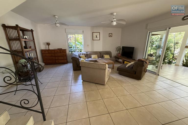 &Agrave; Terre Sainte, une grande maison F6 en R+1de 172,37 m&sup2; utiles avec deux varangues, implant&eacute;e sur un terrain plat de 463 m&sup2; de terrain en hyper centre.