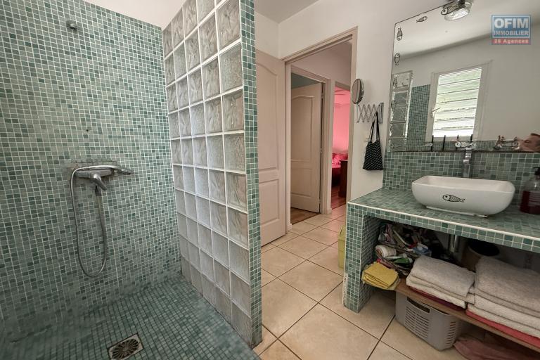 &Agrave; Terre Sainte, une grande maison F6 en R+1de 172,37 m&sup2; utiles avec deux varangues, implant&eacute;e sur un terrain plat de 463 m&sup2; de terrain en hyper centre.