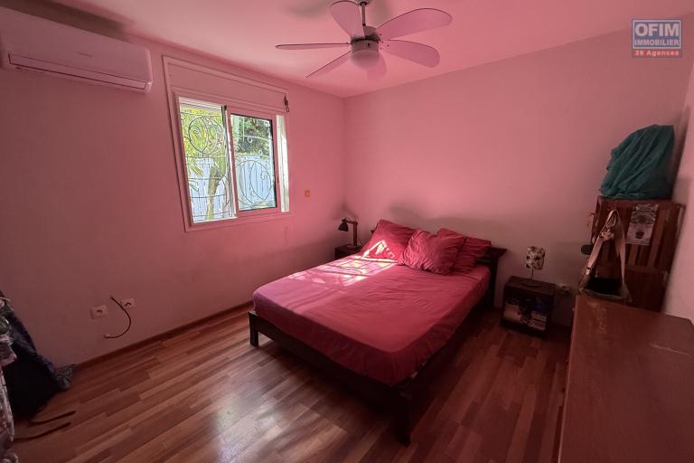 &Agrave; Terre Sainte, une grande maison F6 en R+1de 172,37 m&sup2; utiles avec deux varangues, implant&eacute;e sur un terrain plat de 463 m&sup2; de terrain en hyper centre.