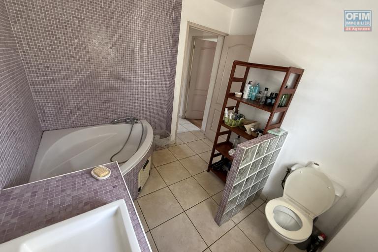 &Agrave; Terre Sainte, une grande maison F6 en R+1de 172,37 m&sup2; utiles avec deux varangues, implant&eacute;e sur un terrain plat de 463 m&sup2; de terrain en hyper centre.