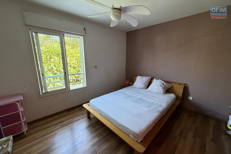 &Agrave; Terre Sainte, une grande maison F6 en R+1de 172,37 m&sup2; utiles avec deux varangues, implant&eacute;e sur un terrain plat de 463 m&sup2; de terrain en hyper centre.