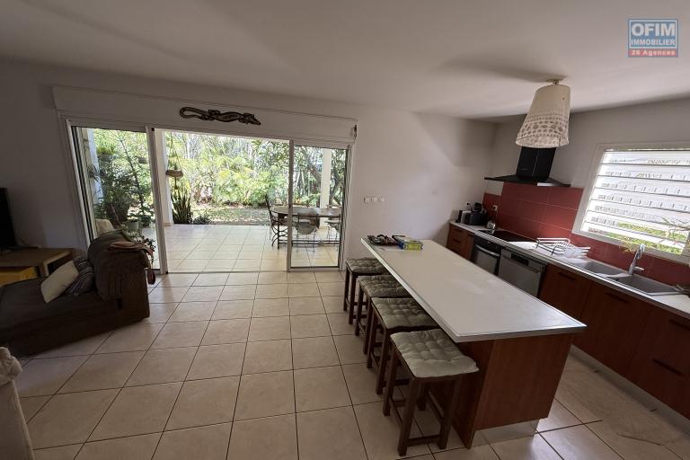 &Agrave; Terre Sainte, une grande maison F6 en R+1de 172,37 m&sup2; utiles avec deux varangues, implant&eacute;e sur un terrain plat de 463 m&sup2; de terrain en hyper centre.