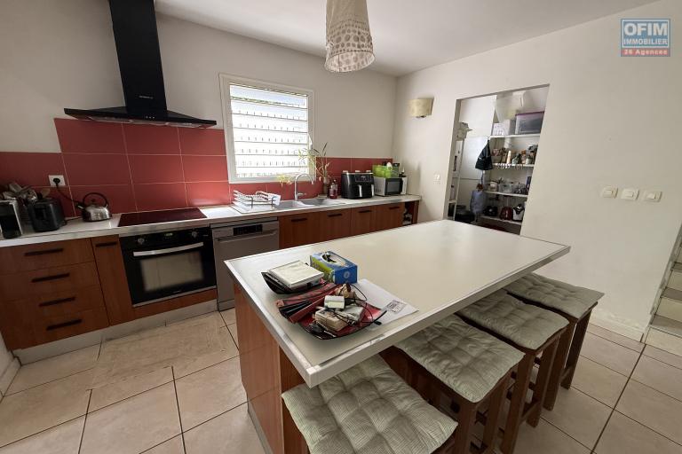 &Agrave; Terre Sainte, une grande maison F6 en R+1de 172,37 m&sup2; utiles avec deux varangues, implant&eacute;e sur un terrain plat de 463 m&sup2; de terrain en hyper centre.