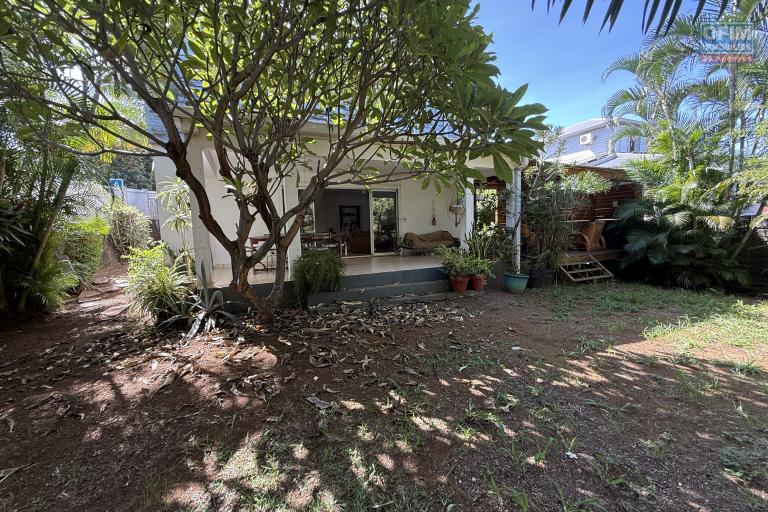 &Agrave; Terre Sainte, une grande maison F6 en R+1de 172,37 m&sup2; utiles avec deux varangues, implant&eacute;e sur un terrain plat de 463 m&sup2; de terrain en hyper centre.