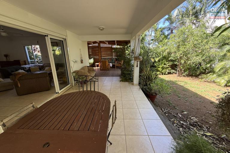 &Agrave; Terre Sainte, une grande maison F6 en R+1de 172,37 m&sup2; utiles avec deux varangues, implant&eacute;e sur un terrain plat de 463 m&sup2; de terrain en hyper centre.