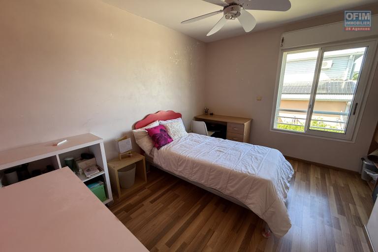 &Agrave; Terre Sainte, une grande maison F6 en R+1de 172,37 m&sup2; utiles avec deux varangues, implant&eacute;e sur un terrain plat de 463 m&sup2; de terrain en hyper centre.