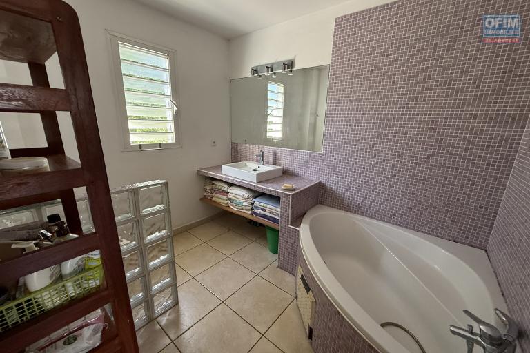 &Agrave; Terre Sainte, une grande maison F6 en R+1de 172,37 m&sup2; utiles avec deux varangues, implant&eacute;e sur un terrain plat de 463 m&sup2; de terrain en hyper centre.