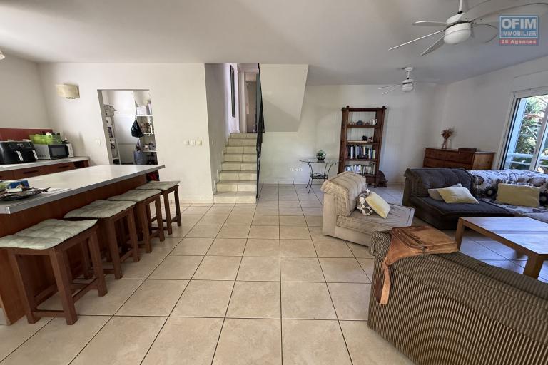 &Agrave; Terre Sainte, une grande maison F6 en R+1de 172,37 m&sup2; utiles avec deux varangues, implant&eacute;e sur un terrain plat de 463 m&sup2; de terrain en hyper centre.