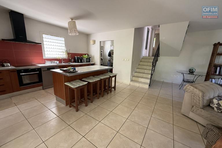 &Agrave; Terre Sainte, une grande maison F6 en R+1de 172,37 m&sup2; utiles avec deux varangues, implant&eacute;e sur un terrain plat de 463 m&sup2; de terrain en hyper centre.