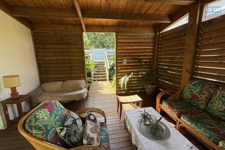 &Agrave; Terre Sainte, une grande maison F6 en R+1de 172,37 m&sup2; utiles avec deux varangues, implant&eacute;e sur un terrain plat de 463 m&sup2; de terrain en hyper centre.