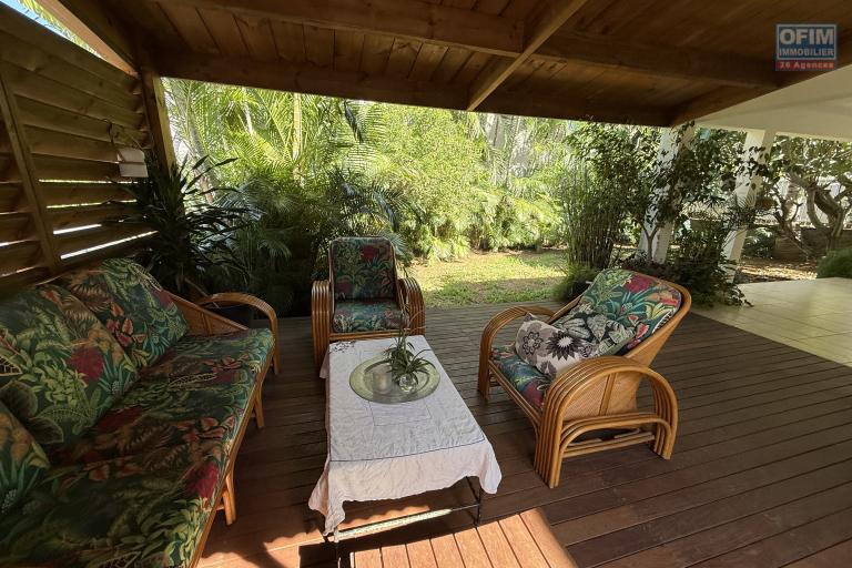 &Agrave; Terre Sainte, une grande maison F6 en R+1de 172,37 m&sup2; utiles avec deux varangues, implant&eacute;e sur un terrain plat de 463 m&sup2; de terrain en hyper centre.