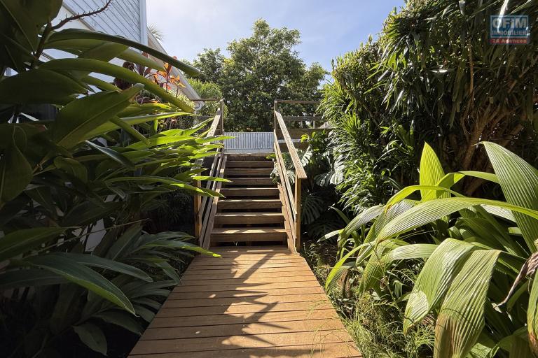 &Agrave; Terre Sainte, une grande maison F6 en R+1de 172,37 m&sup2; utiles avec deux varangues, implant&eacute;e sur un terrain plat de 463 m&sup2; de terrain en hyper centre.