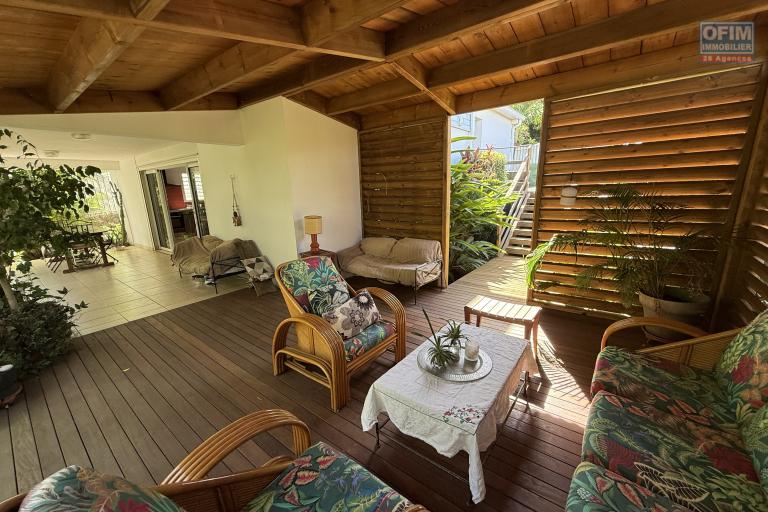 &Agrave; Terre Sainte, une grande maison F6 en R+1de 172,37 m&sup2; utiles avec deux varangues, implant&eacute;e sur un terrain plat de 463 m&sup2; de terrain en hyper centre.