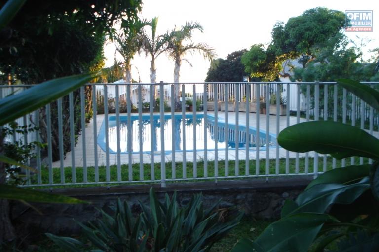 A vendre  appartement F3 en duplex de 57 m&sup2; - R&eacute;sidence avec piscine au Tampon 400