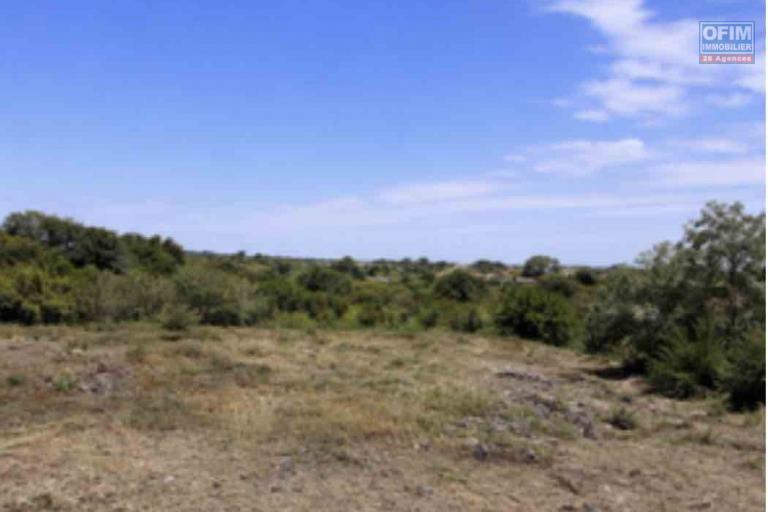 Superbe terrain constructible de 303m2 viabilis&eacute; ,belle vue mer -Littoral Sud ,trois Bassins