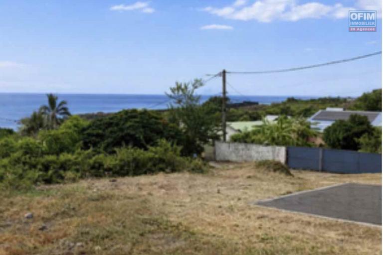 Superbe terrain constructible de 303m2 viabilis&eacute; ,belle vue mer -Littoral Sud ,trois Bassins