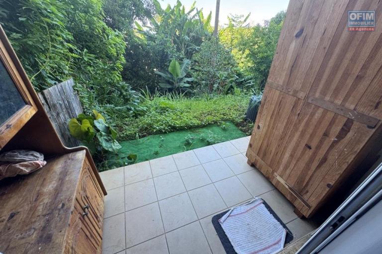 A vendre grand studio d'environ 40 m&sup2; avec jardinet le Tampon proche universit&eacute;