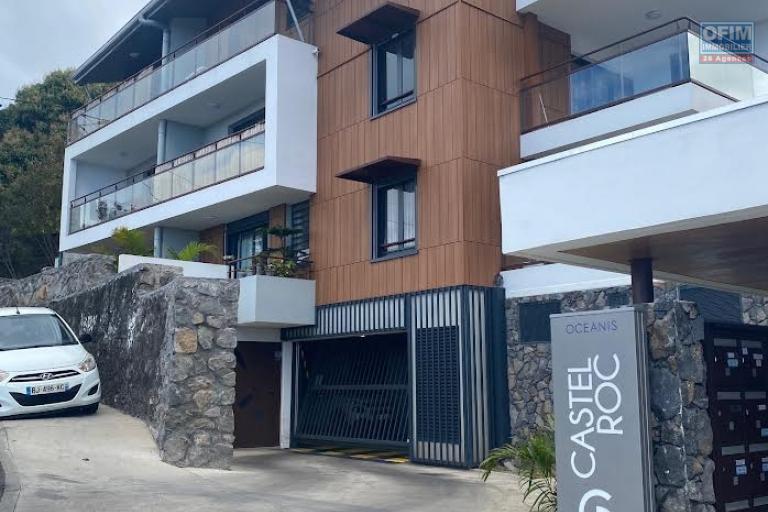 A louer ce bel appartement de type F4 sur la résidence CASTEL ROC au dernier étage vue mer sans vis à vis sur les hauteurs de bois de nèfles Sainte Clotilde.