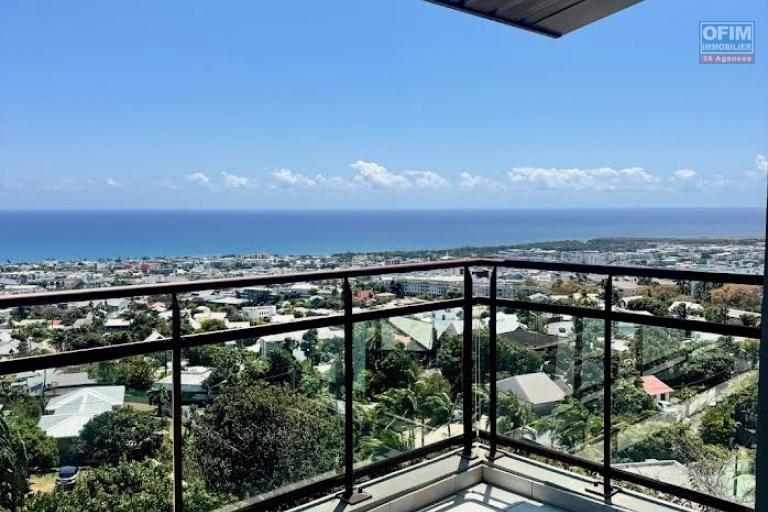 A louer ce bel appartement de type F4 sur la résidence CASTEL ROC au dernier étage vue mer sans vis à vis sur les hauteurs de bois de nèfles Sainte Clotilde.