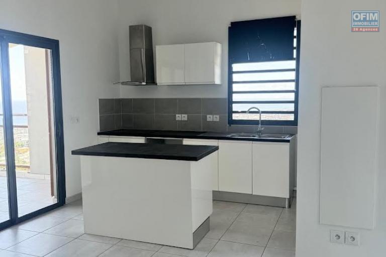 A louer ce bel appartement de type F4 sur la résidence CASTEL ROC au dernier étage vue mer sans vis à vis sur les hauteurs de bois de nèfles Sainte Clotilde.