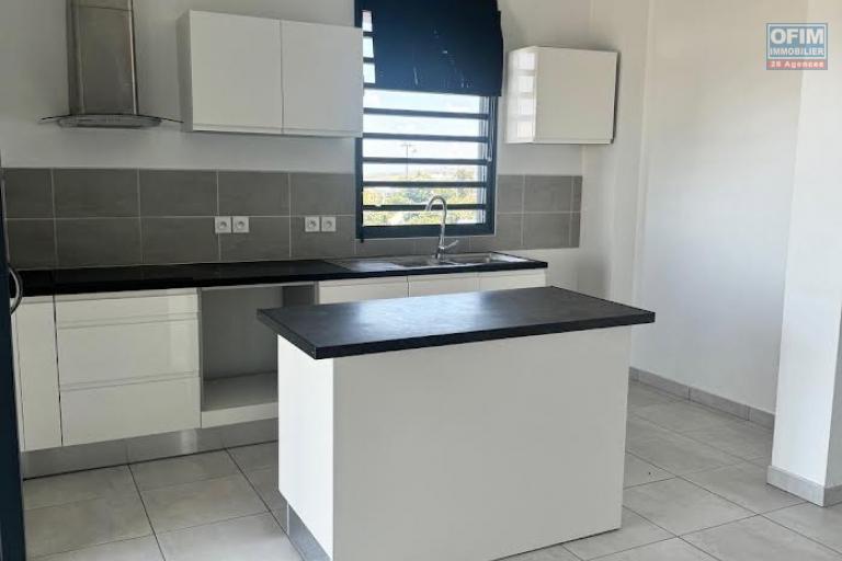 A louer ce bel appartement de type F4 sur la résidence CASTEL ROC au dernier étage vue mer sans vis à vis sur les hauteurs de bois de nèfles Sainte Clotilde.