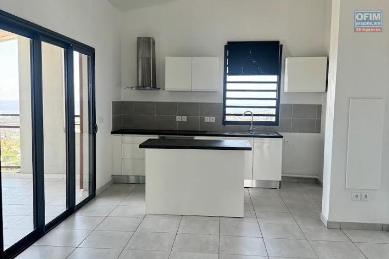 A louer ce bel appartement de type F4 sur la résidence CASTEL ROC au dernier étage vue mer sans vis à vis sur les hauteurs de bois de nèfles Sainte Clotilde.