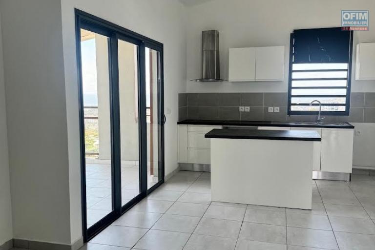 A louer ce bel appartement de type F4 sur la résidence CASTEL ROC au dernier étage vue mer sans vis à vis sur les hauteurs de bois de nèfles Sainte Clotilde.