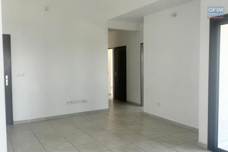 A louer ce bel appartement de type F4 sur la résidence CASTEL ROC au dernier étage vue mer sans vis à vis sur les hauteurs de bois de nèfles Sainte Clotilde.