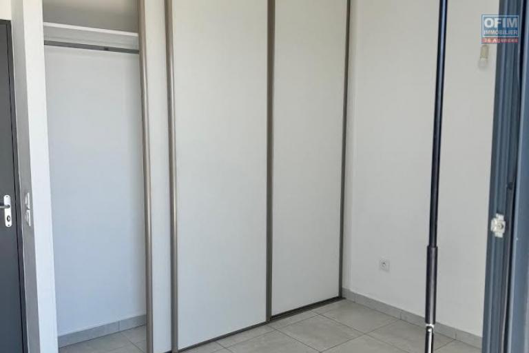 A louer ce bel appartement de type F4 sur la résidence CASTEL ROC au dernier étage vue mer sans vis à vis sur les hauteurs de bois de nèfles Sainte Clotilde.