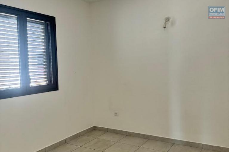 A louer ce bel appartement de type F4 sur la résidence CASTEL ROC au dernier étage vue mer sans vis à vis sur les hauteurs de bois de nèfles Sainte Clotilde.