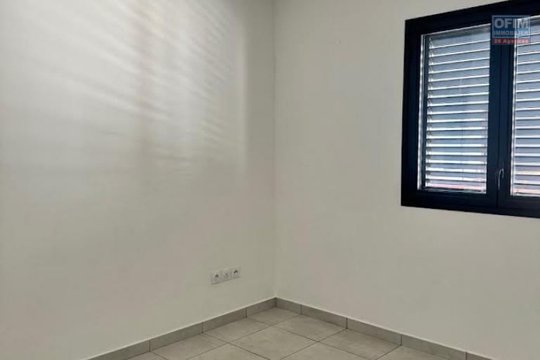 A louer ce bel appartement de type F4 sur la résidence CASTEL ROC au dernier étage vue mer sans vis à vis sur les hauteurs de bois de nèfles Sainte Clotilde.