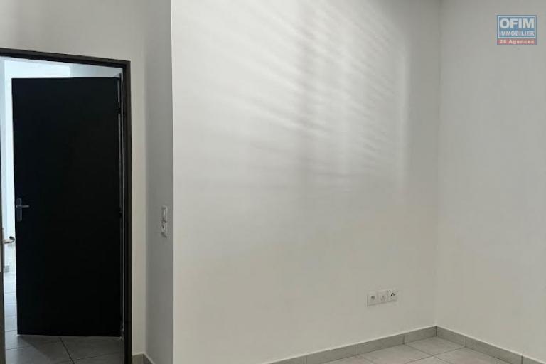 A louer ce bel appartement de type F4 sur la résidence CASTEL ROC au dernier étage vue mer sans vis à vis sur les hauteurs de bois de nèfles Sainte Clotilde.