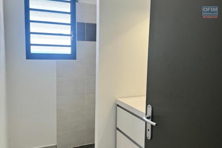 A louer ce bel appartement de type F4 sur la résidence CASTEL ROC au dernier étage vue mer sans vis à vis sur les hauteurs de bois de nèfles Sainte Clotilde.