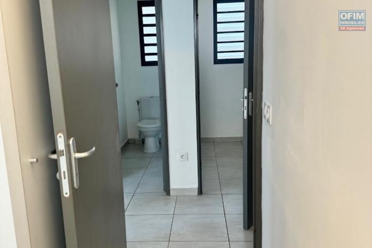 A louer ce bel appartement de type F4 sur la résidence CASTEL ROC au dernier étage vue mer sans vis à vis sur les hauteurs de bois de nèfles Sainte Clotilde.