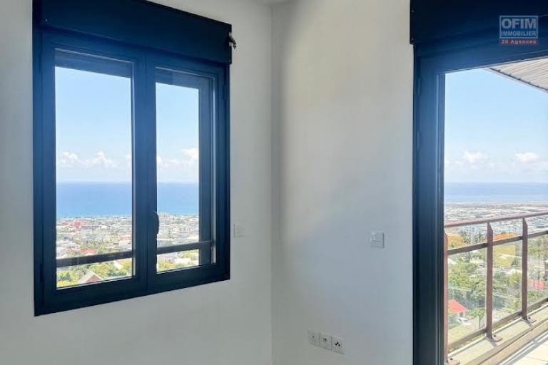 A louer ce bel appartement de type F4 sur la résidence CASTEL ROC au dernier étage vue mer sans vis à vis sur les hauteurs de bois de nèfles Sainte Clotilde.