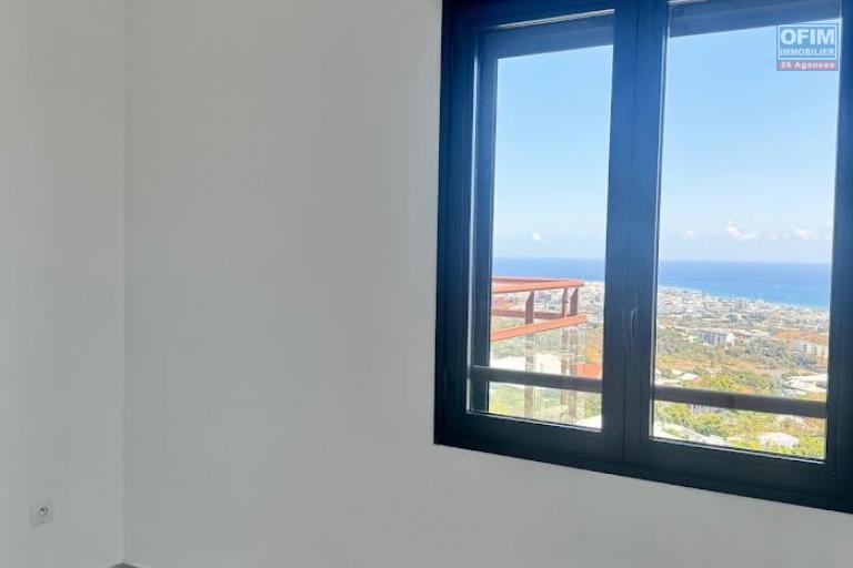 A louer ce bel appartement de type F4 sur la résidence CASTEL ROC au dernier étage vue mer sans vis à vis sur les hauteurs de bois de nèfles Sainte Clotilde.