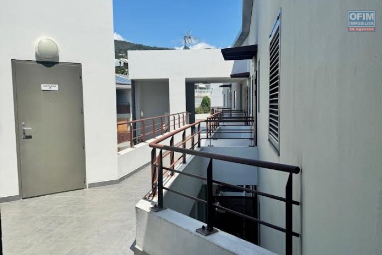 A louer ce bel appartement de type F4 sur la résidence CASTEL ROC au dernier étage vue mer sans vis à vis sur les hauteurs de bois de nèfles Sainte Clotilde.