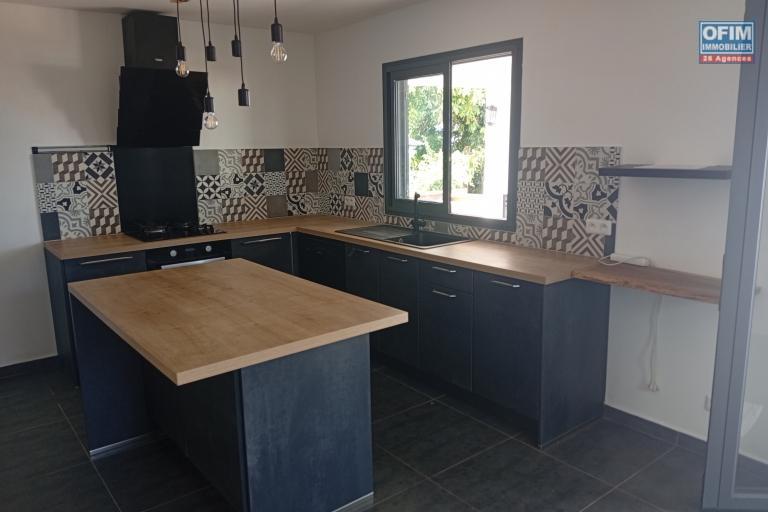 A LOUER MAISON RECENTE F4 DE 110 M2 AVEC PISCINE CHAUFFEE A TROIS BASSINS