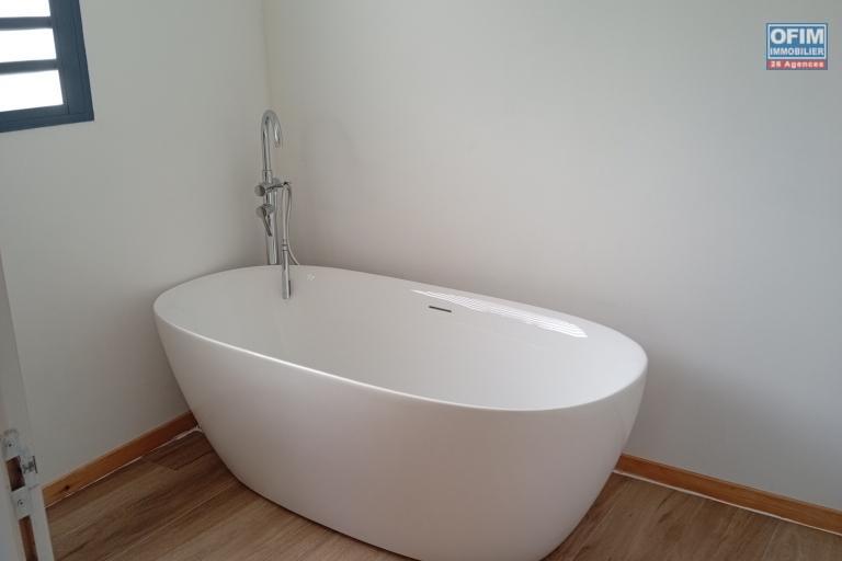 A LOUER MAISON RECENTE F4 DE 110 M2 AVEC PISCINE CHAUFFEE A TROIS BASSINS