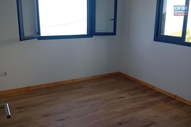 A LOUER MAISON RECENTE F4 DE 110 M2 AVEC PISCINE CHAUFFEE A TROIS BASSINS